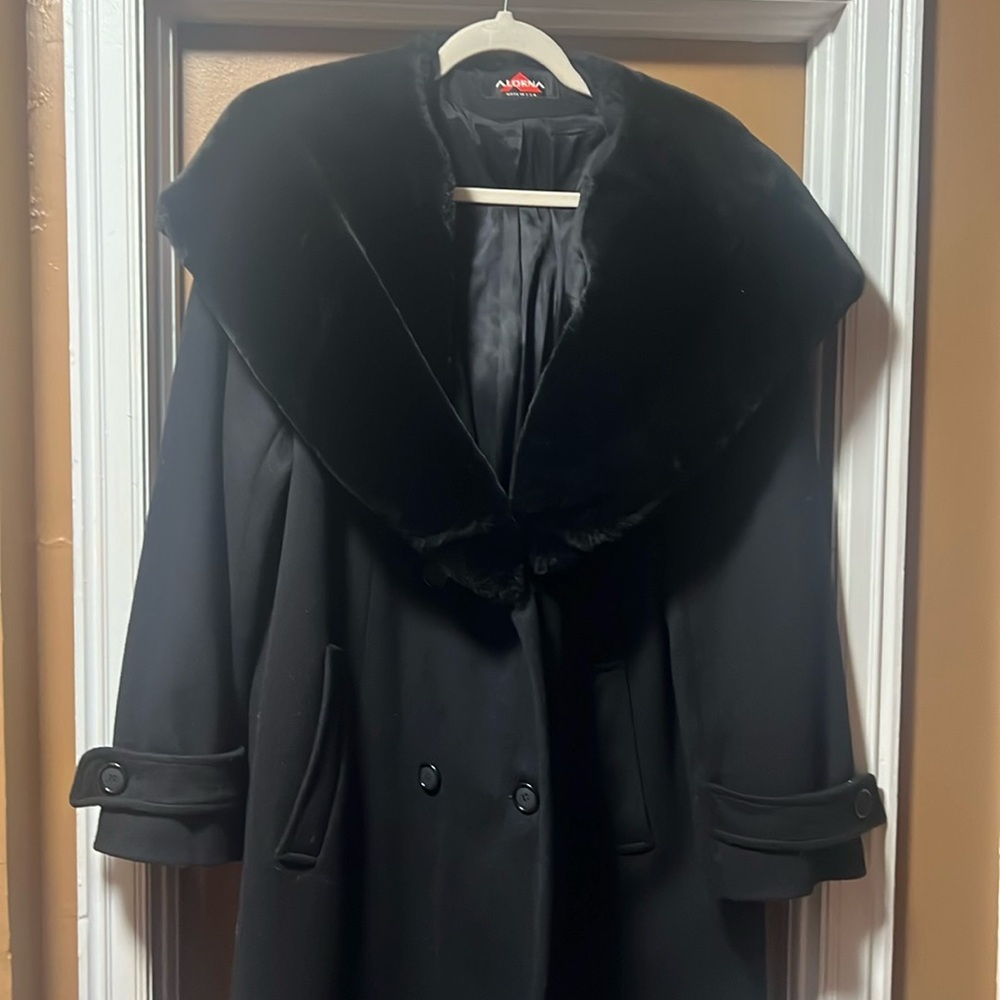 Beautifully crafted ladiess size 14 coat with
Hood. Worn once to attend theatre.